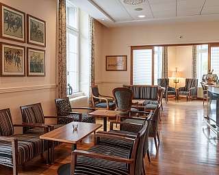 Bar großer Tisch mit Stühlen