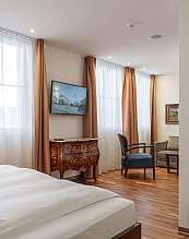 Villa Ambiente Bett mit Sicht in den Raum
